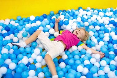 Çocuklar pit'e oynar. Top havuzunda oynayan çocuk