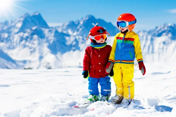 Skidor och snö vinter roligt för barnen. Barn skidor. — Stockfoto