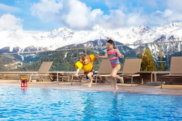 Jonge geitjes in openlucht zwembad van Alpine resort — Stockfoto