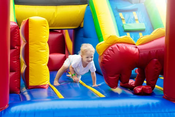 子供の遊び場のトランポリンでジャンプします。子供たちはジャンプ. — ストック写真