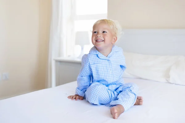 Kinder im Bett. Kinder im Pyjama. Familienzimmer. — Stockfoto