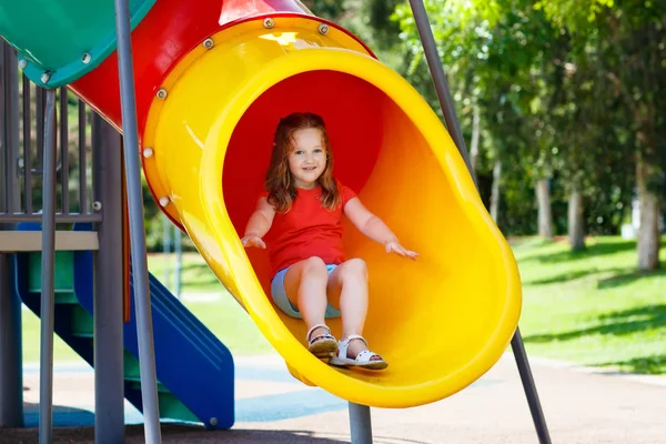 Kinderen op de speelplaats. Kinderen spelen in de zomer park. — Stockfoto