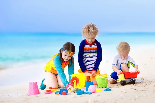 Enfants sur la plage tropicale. Enfants jouant en mer . — Photo