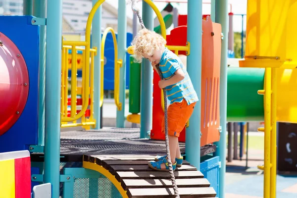 Des enfants sur une aire de jeux. Les enfants jouent dans le parc d'été . — Photo