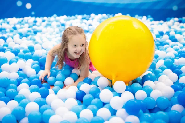 Barnen leker i bollhav. Barn leker i bollar pool — Stockfoto