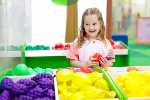 Дети играют в супермаркете или продуктовом магазине . — стоковое фото