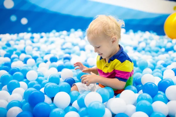 Kids play in ball pit. Child playing in balls pool — Stock Photo, Image