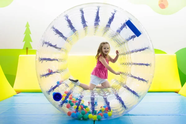 Kinderspiel im Rollenrad. Kinder auf dem Trampolin. — Stockfoto