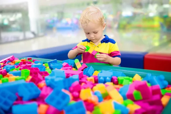 Os miúdos brincam. Blocos de brinquedos de construção. Brinquedos infantis — Fotografia de Stock