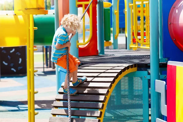 Kinderen op de speelplaats. Kinderen spelen in de zomer park. — Stockfoto