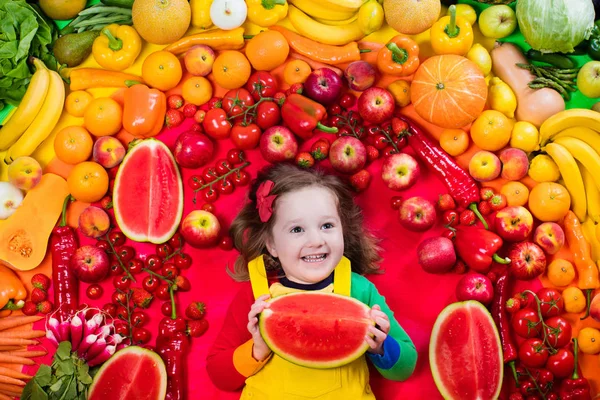Egészséges gyümölcs- és zöldség táplálkozás gyerekeknek — Stock Fotó