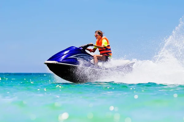 Adolescente em jet ski. Adolescente idade menino esqui aquático . — Fotografia de Stock