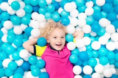 Çocuklar pit'e oynar. Top havuzunda oynayan çocuk