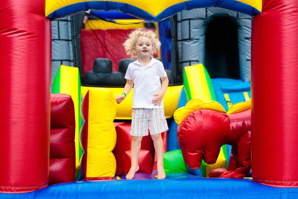 Kind op Speeltuin, trampoline springen. Kinderen springen. — Stockfoto
