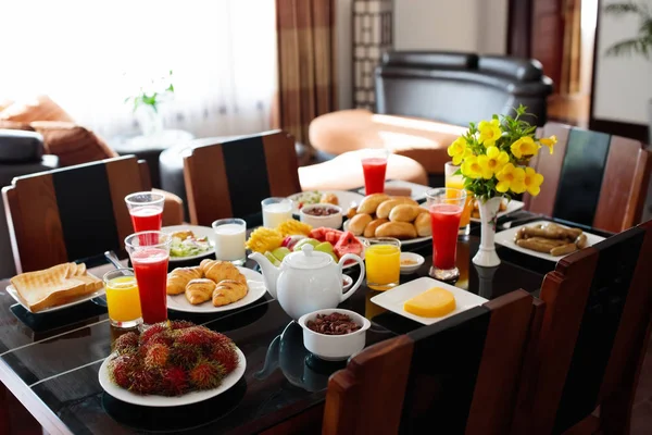 Egészséges családi reggeli. Gyümölcs, kenyér, gyümölcslé. — Stock Fotó