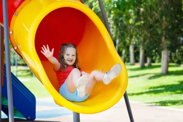 Crianças no parque infantil. Crianças brincam no parque de verão . — Fotografia de Stock