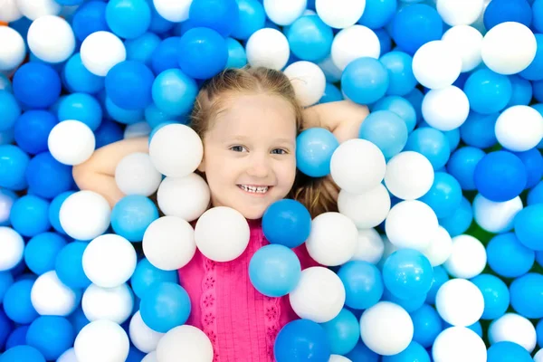 Kids play in ball pit. Child playing in balls pool — Stock Photo, Image