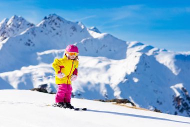 Kayak ve kar eğlenceli. Kayak çocuklar. Çocuk kış spor.