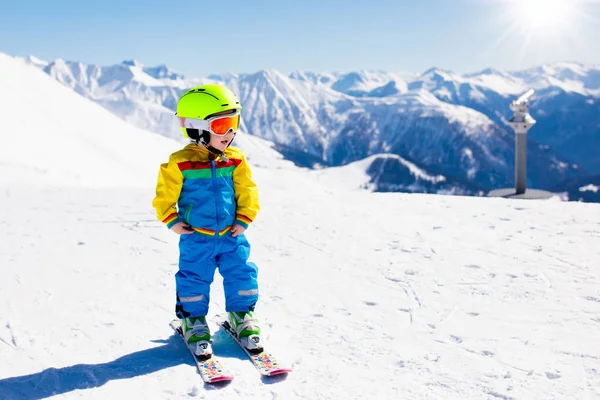 Kış kar spor çocuklar. Çocuk Kayak. Aile Kayak. — Stok fotoğraf