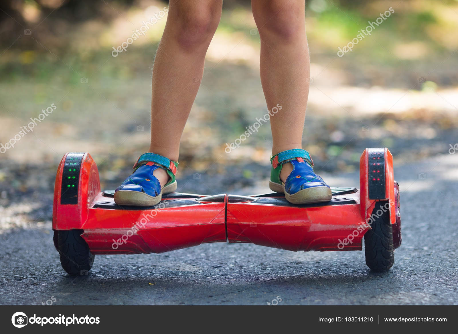 Un chico activo en la tabla flotante. Niño conduciendo hoverboard