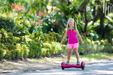 Vurgulu kurulu çocuk. Çocuklar binmek scooter.