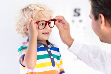 Göz görme testi, çocuk. Optitian evlat. Gözlük çocuklar için.