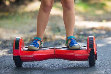 Vurgulu kurulu çocuk. Çocuklar binmek scooter.