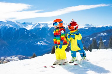 Kayak ve kar kış eğlenceli çocuklar için. Çocuk Kayak.