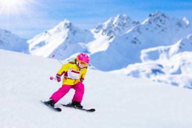 Kayak ve kar eğlenceli. Kayak çocuklar. Çocuk kış spor.