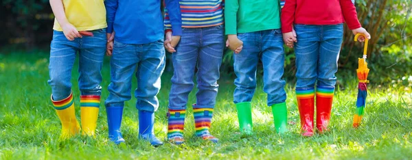 Τα παιδιά στην βροχή μπότες. Λαστιχένιες μπότες για τα παιδιά. — Φωτογραφία Αρχείου