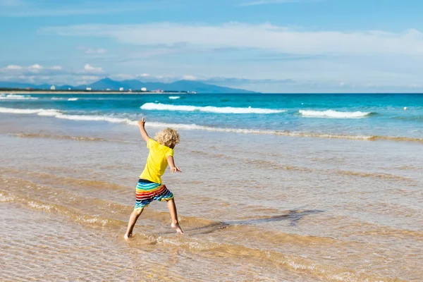 Bambino sulla spiaggia tropicale. Vacanze al mare con bambini . — Foto Stock