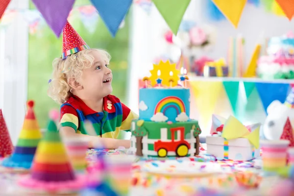 Barn födelsedagsfest. Barn som blåser ut tårta ljus — Stockfoto