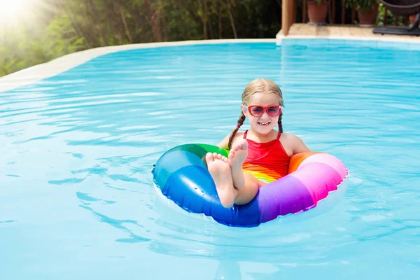 Dítě v bazénu. Děti plavat. Vodní hra. — Stock fotografie