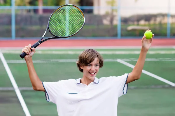 Dítě hrající tenis na venkovní kurt — Stock fotografie