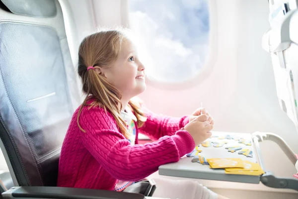 Kind im Flugzeug. Fliegen mit Familie. Kinder reisen. — Stockfoto
