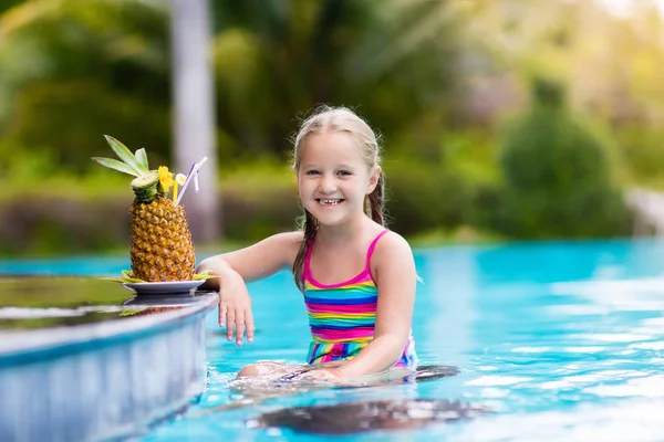 Anak dengan jus nanas di kolam renang — Stok Foto