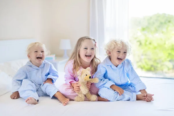 Çocuklar yatakta. Çocuk pijama. Aile yatak odası. — Stok fotoğraf