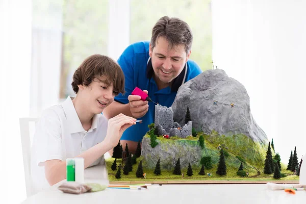 Father and son work on model building project — Stock Photo, Image