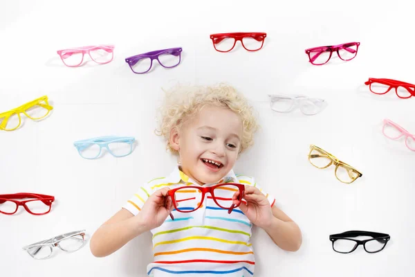 Gyermek szem elől teszt. Kölyök: optitian. Szemüveg gyerekeknek. — Stock Fotó
