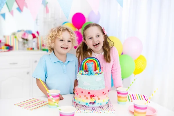 Fête d'anniversaire des enfants avec gâteau — Photo