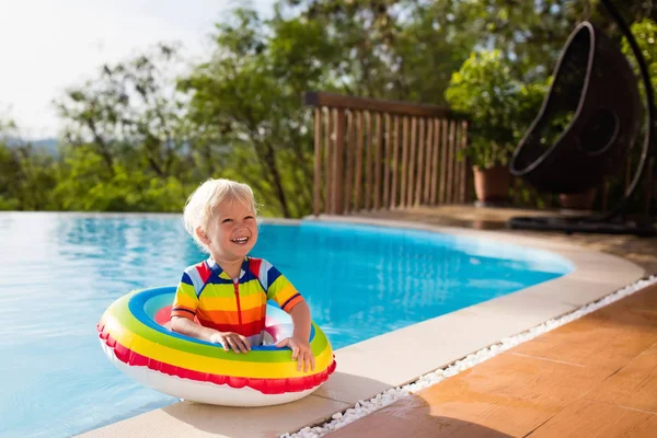 Bebé en la piscina. Los niños nadan. Diversión infantil verano . — Foto de Stock