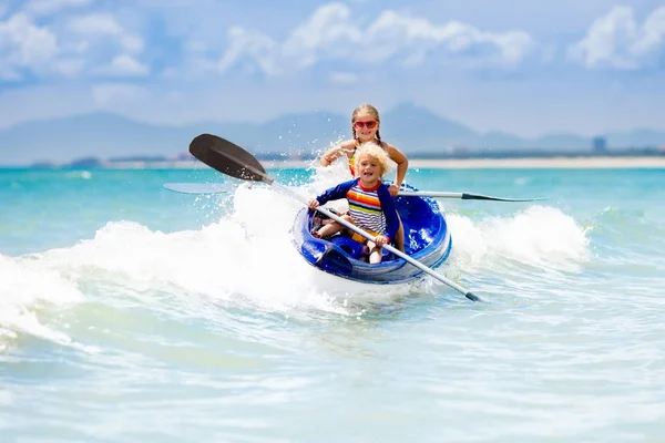 Bambini che fanno kayak nell'oceano. Bambini in kayak nel mare tropicale — Foto Stock