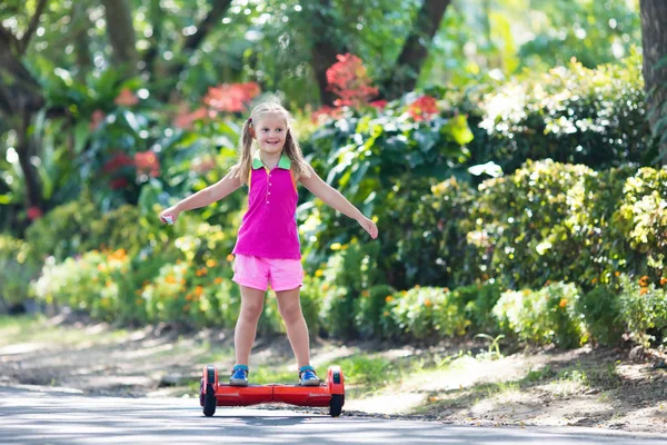 Vurgulu kurulu çocuk. Çocuklar binmek scooter.