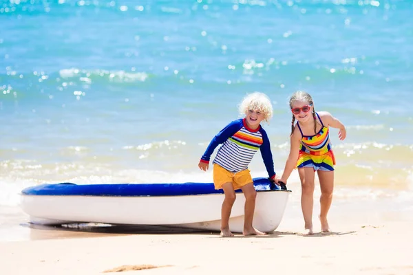 子供たちは海でカヤックします。熱帯の海でカヤックの子供たち — ストック写真