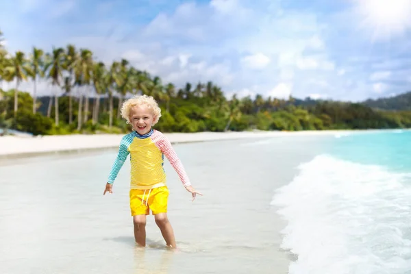Παιδί στην τροπική παραλία. Διακοπές στη θάλασσα με τα παιδιά. — Φωτογραφία Αρχείου