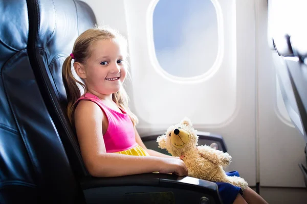 Niño en avión. Vuelo con niños. Vuelo familiar . — Foto de Stock