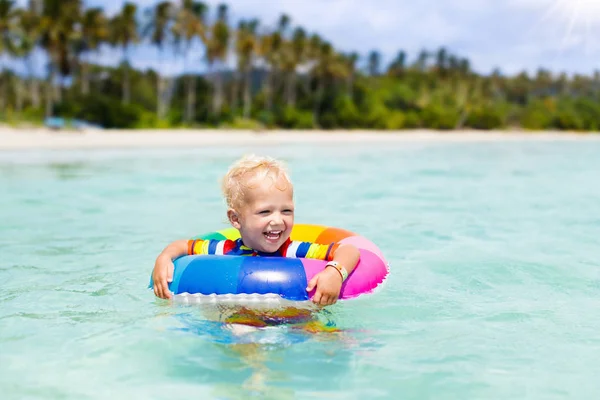 Dziecko na tropikalnej plaży. Morze wakacje z dziećmi. — Zdjęcie stockowe