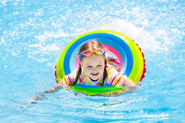 Ребенок в бассейне. Дети плавают. Водные игры . — стоковое фото