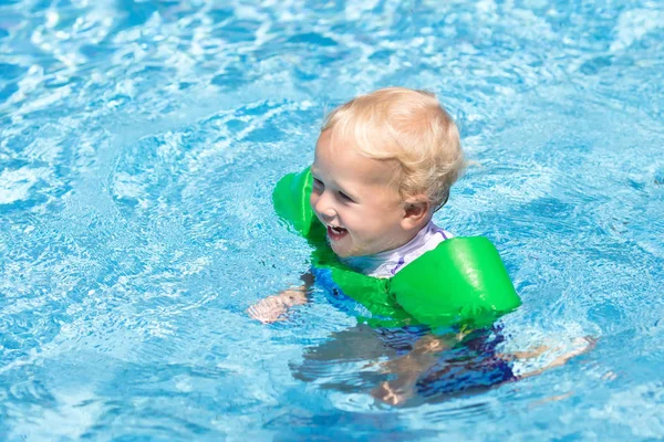 Dítě s nafukovací rukávy v bazénu. — Stock fotografie