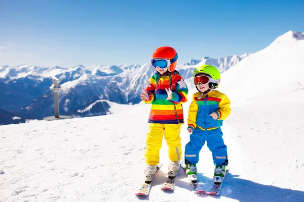 Sci e neve divertimento invernale per bambini. Bambini che sciano . — Foto Stock